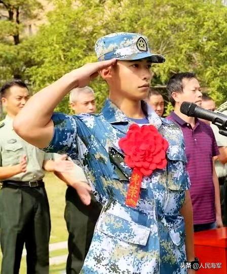 阅兵归来的海军战士在高铁站走队列阅兵归来的海军战士在高铁站走队列，体现了他们的纪律性和荣誉感。这些战士在阅兵中展现了国家的军事实力和精神风貌，他们的行动举止都是为了展示最好的自己，为国家争光。在高铁站走队列，可能是他们在回归普通生活之前，再次展示军姿和纪律性的表现。